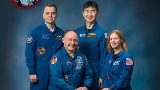 Não foi divulgado qual tripulante está passando por problema de saúde; da esquerda para a direita na foto estão Oleg Platonov, Mike Fincke, Kimiya Yui e Zena Cardman — Foto: NASA