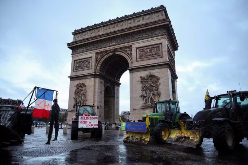 Protesto contra acordo de livre comércio UE-Mercosul, em Paris — Foto: Sarah Meyssonnier/Reuters