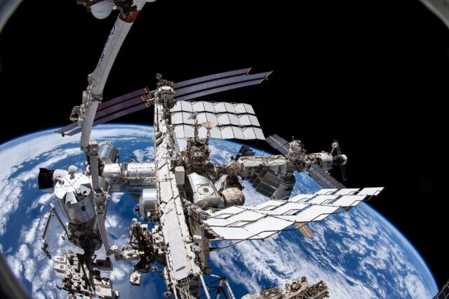 Vista da Estação Espacial Internacional com a Terra a 426 quilômetros abaixo NASA via CNN Internacional